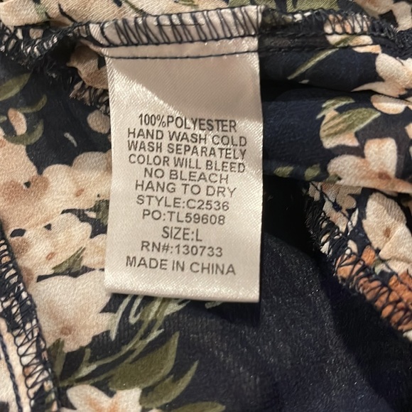 Beautiful Umgee Navy floral top. Large NWOT - Picture 12 of 12